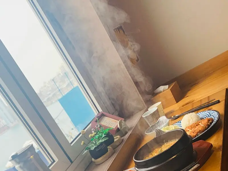 창가 자리에서 보이는 풍경