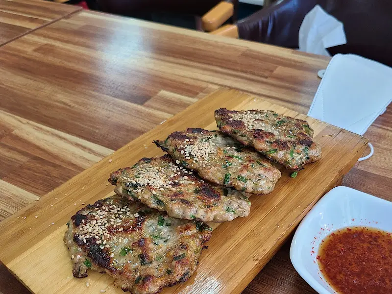 나무 도마 위에 놓인 먹음직스러운 불고기