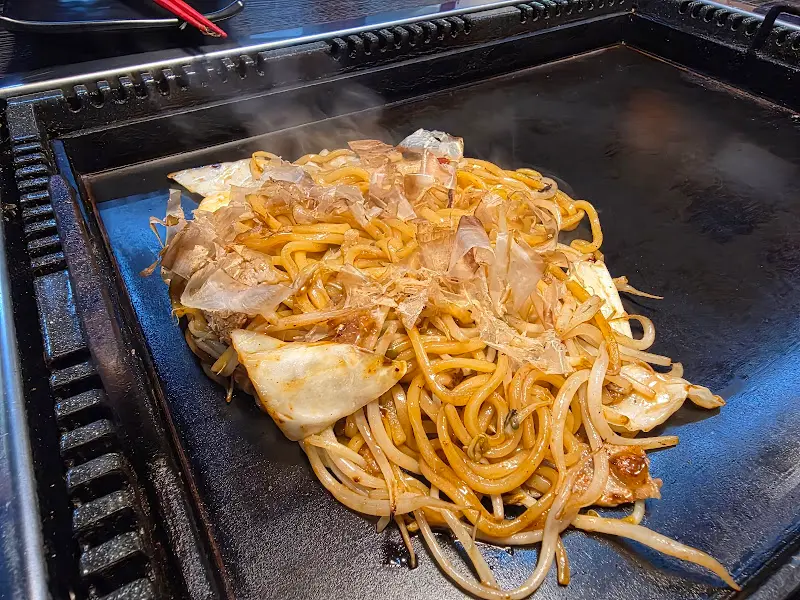 철판 위에 놓인 야끼소바