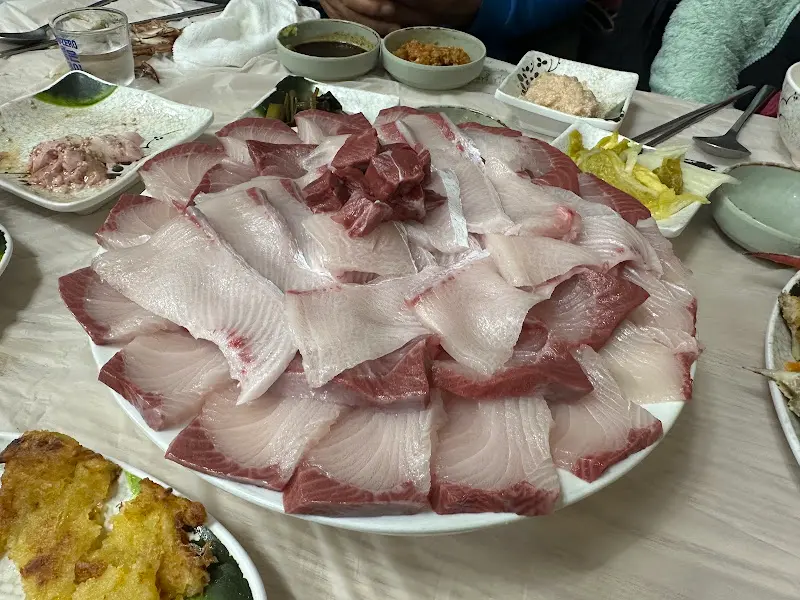 푸짐한 모듬회 한 상차림