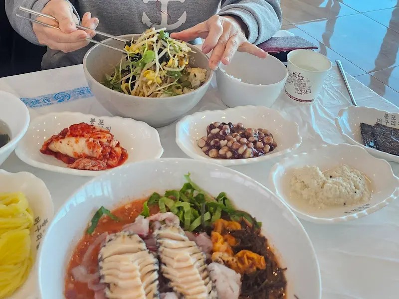 봉포머구리집에서 즐기는 물회 한 상 차림