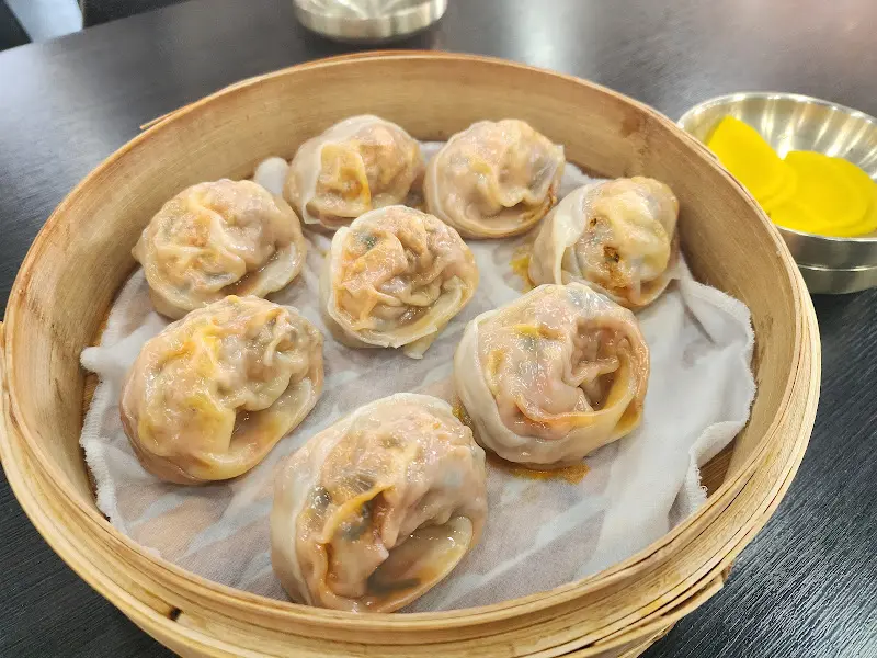 나무 찜기에 담겨 나온 김치만두