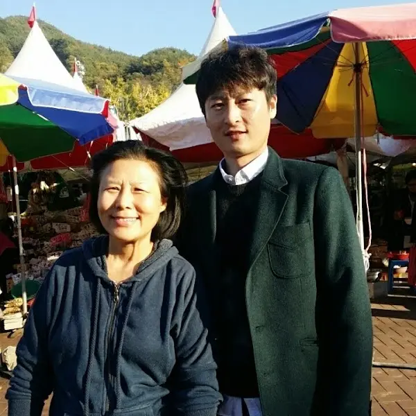 밝은 미소를 짓고 있는 두 사람의 모습