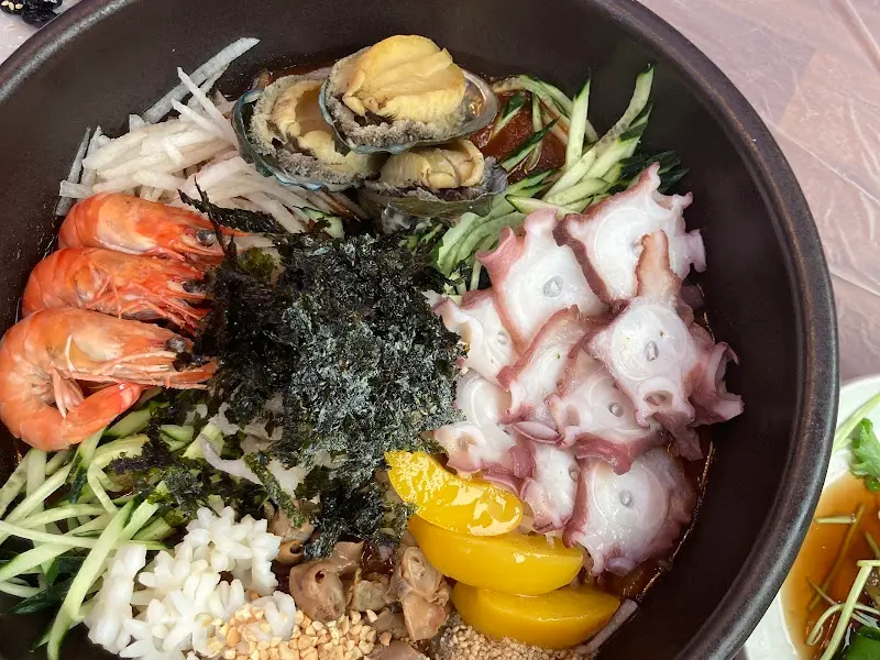 다채로운 해산물이 돋보이는 명품 물회