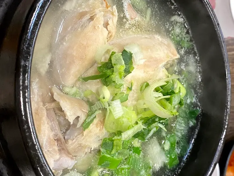 뽀얀 닭고기와 맑은 국물이 조화로운 반계탕