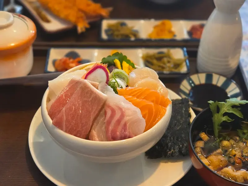 다채로운 해산물이 아름다운 색감을 뽐내는 카이센동