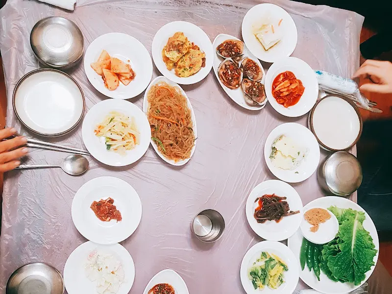 상에 차려진 반찬들