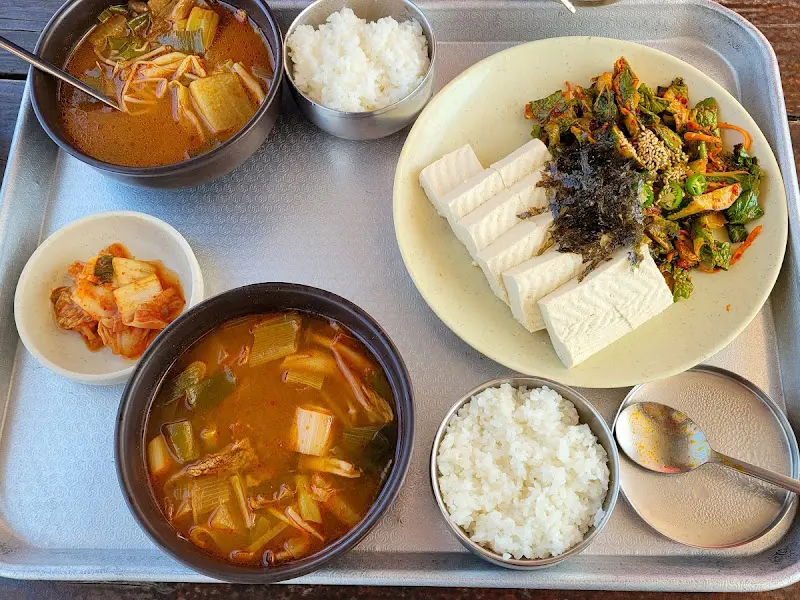 소고기 국밥과 손두부, 김치, 밥 한 상