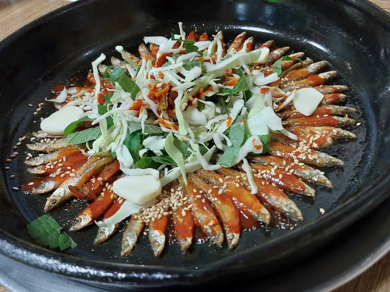 뱅뱅이들이 둥글게 모여있는 도리뱅뱅이