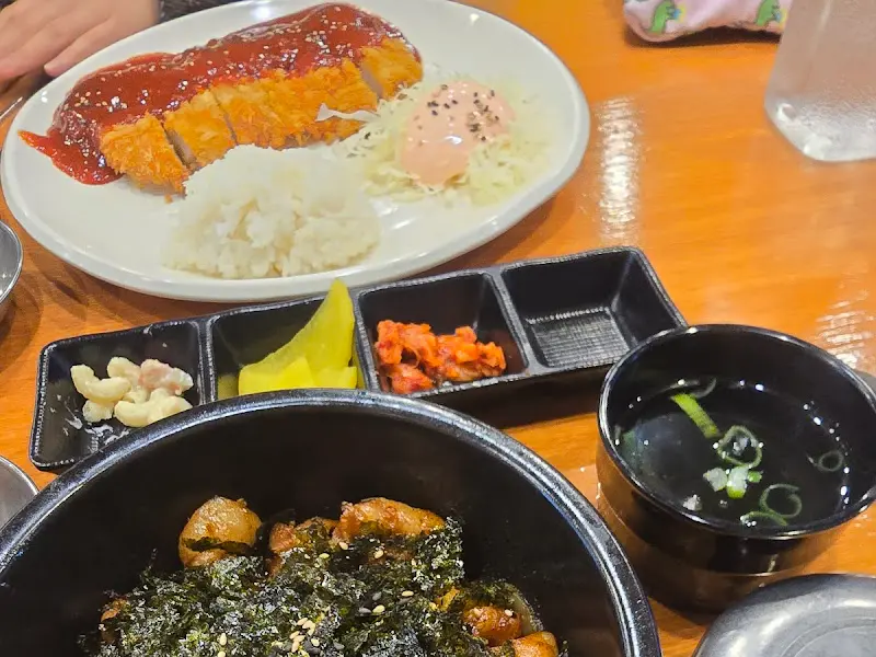 해물매운돈까스와 기본 반찬