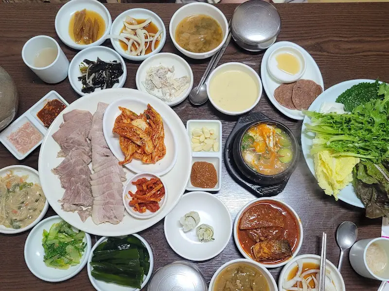 푸짐하게 차려진 보쌈 정식 한 상