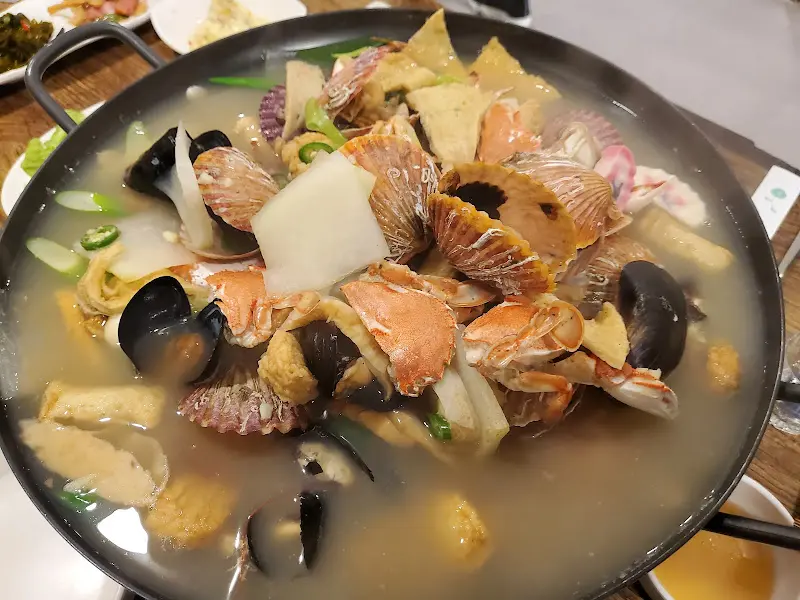 해산물이 가득한 해물 오뎅탕