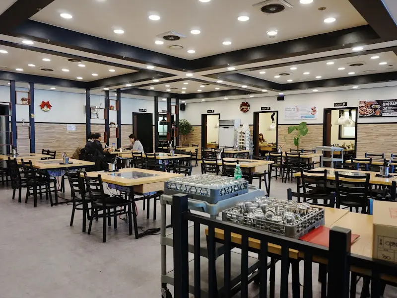 넓고 쾌적한 식당 내부