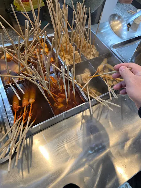 오뎅을 집는 모습