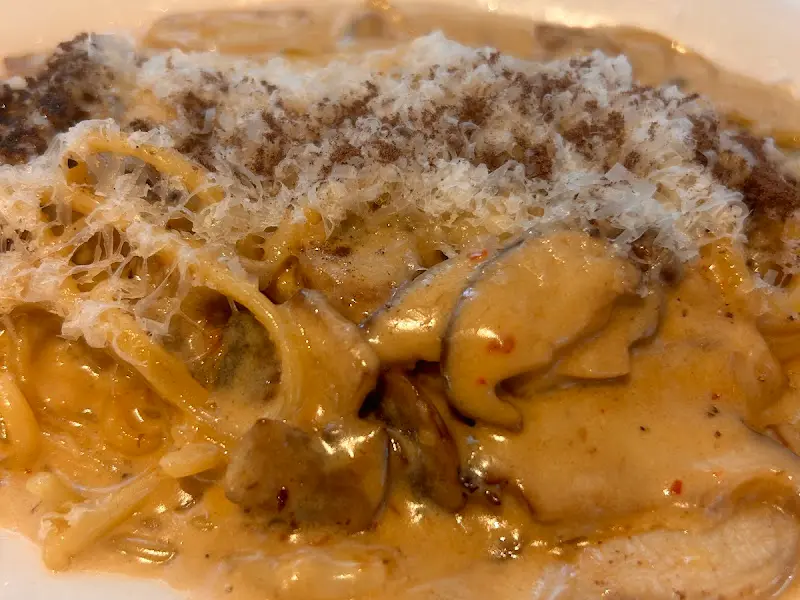 크림 파스타의 풍부한 비주얼