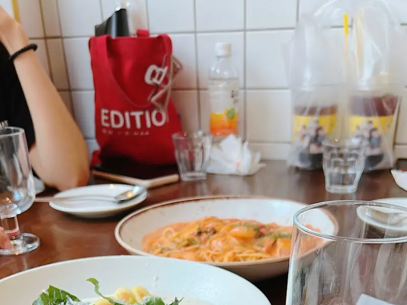 테이블 위에 놓인 식기류와 샐러드, 파스타