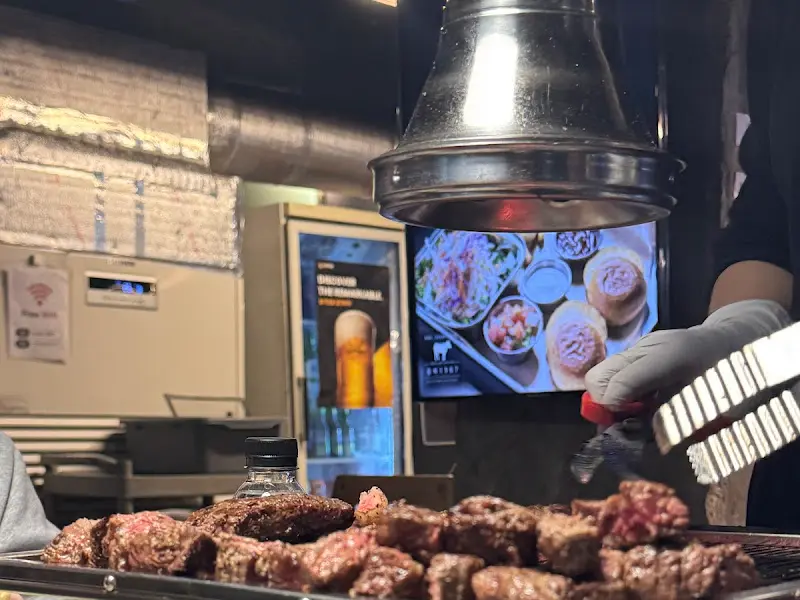 직원이 고기를 굽는 모습