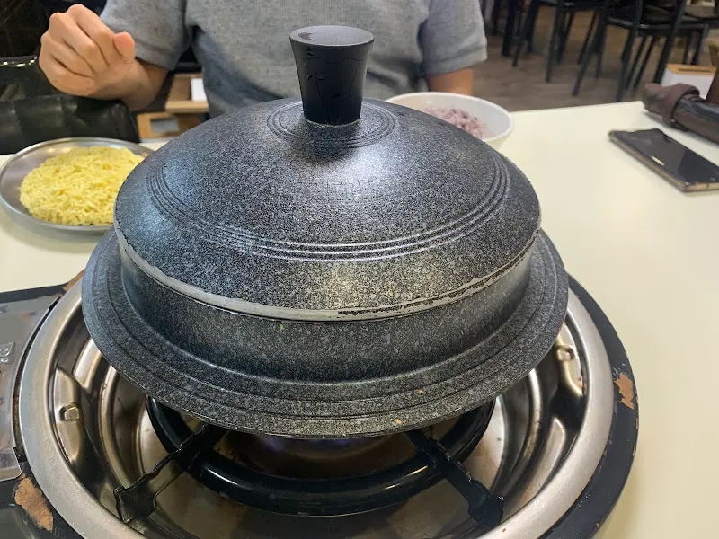 테이블 위에서 스페셜 부대찌개가 끓고 있는 모습