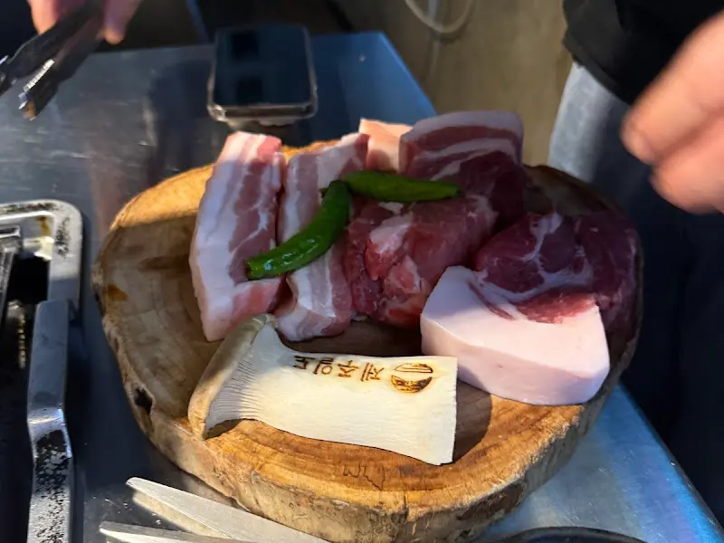 트러플 오일이 뿌려진 흑돼지