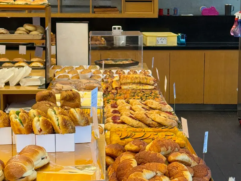 다양한 종류의 빵들이 진열된 모습