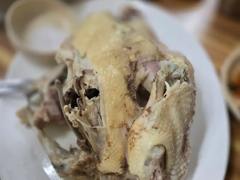 뽀얀 국물이 인상적인 백숙