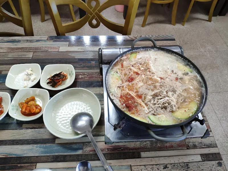 테이블 위의 두부전골