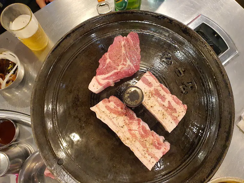 솥뚜껑 위에 올려진 삼겹살