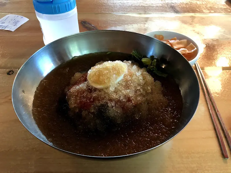 테이블 위의 식초와 티슈