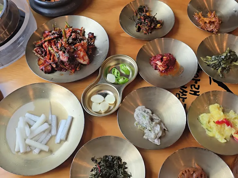 정갈하게 담겨 나온 다양한 반찬들