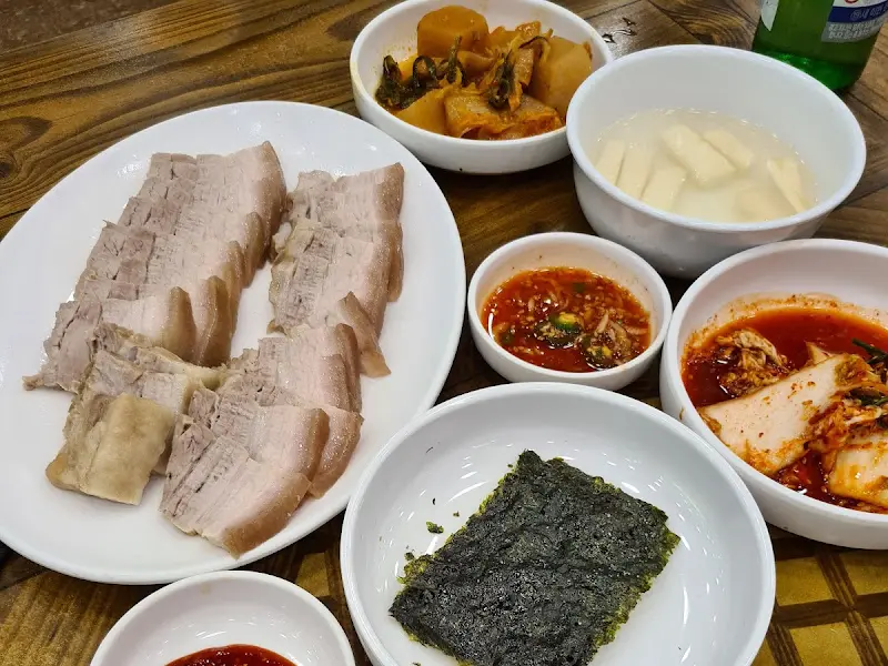 수육과 함께 제공되는 다양한 밑반찬들