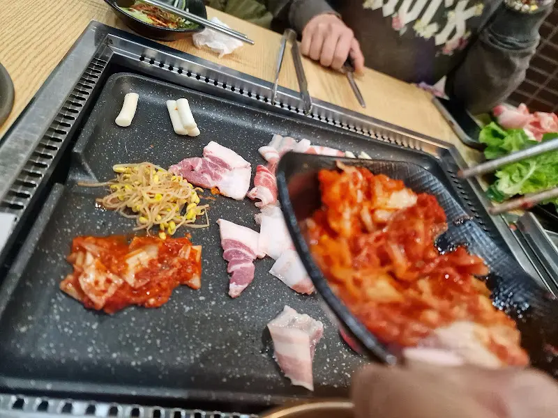 대패 삼겹살을 굽는 모습