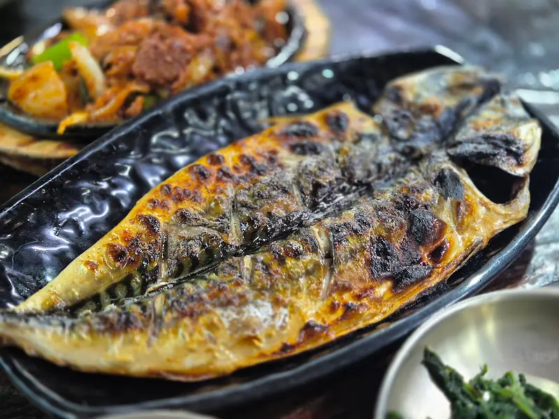 노릇하게 구워진 고등어구이