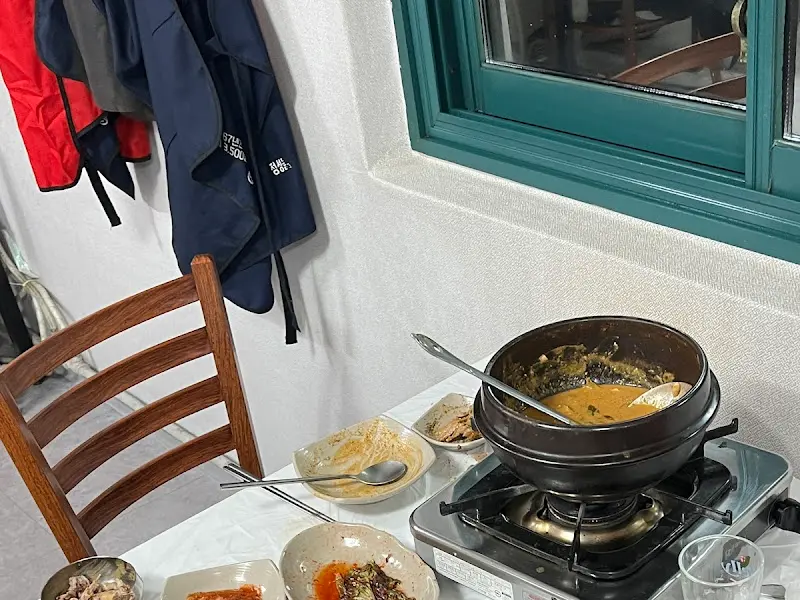 깔끔하게 차려진 테이블과 오리탕 뚝배기