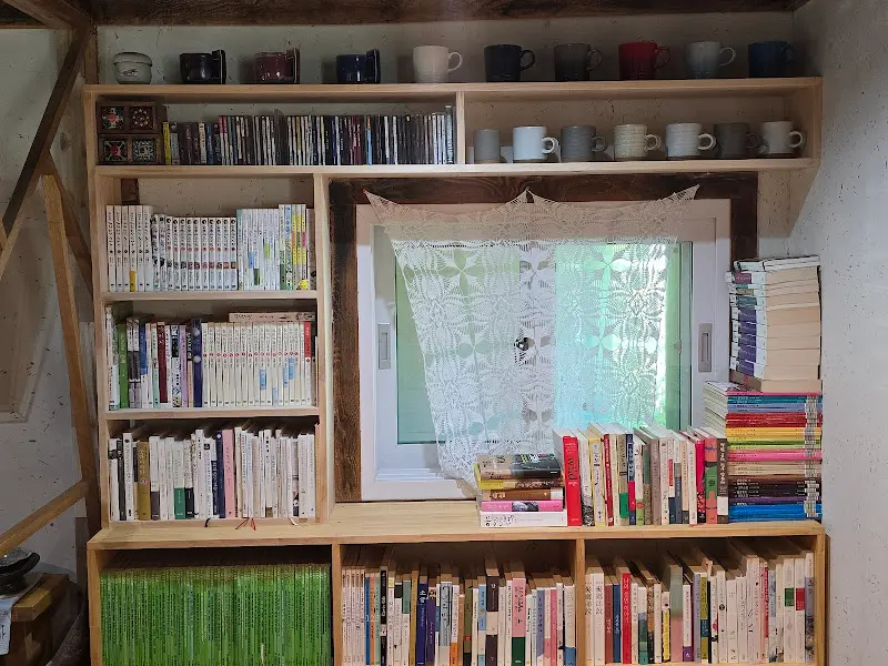 책장이 놓여 있는 카페 내부