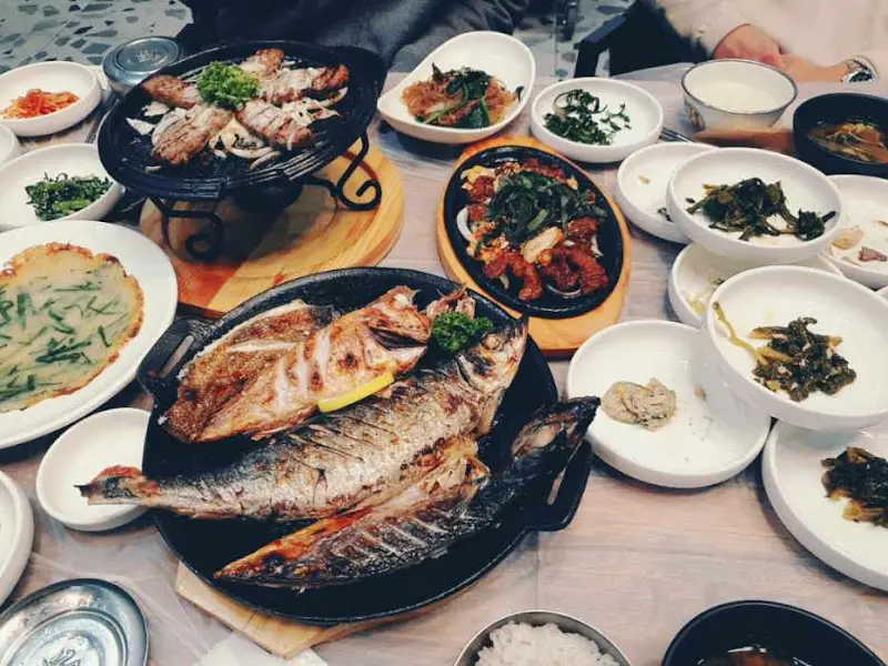 다채로운 반찬들