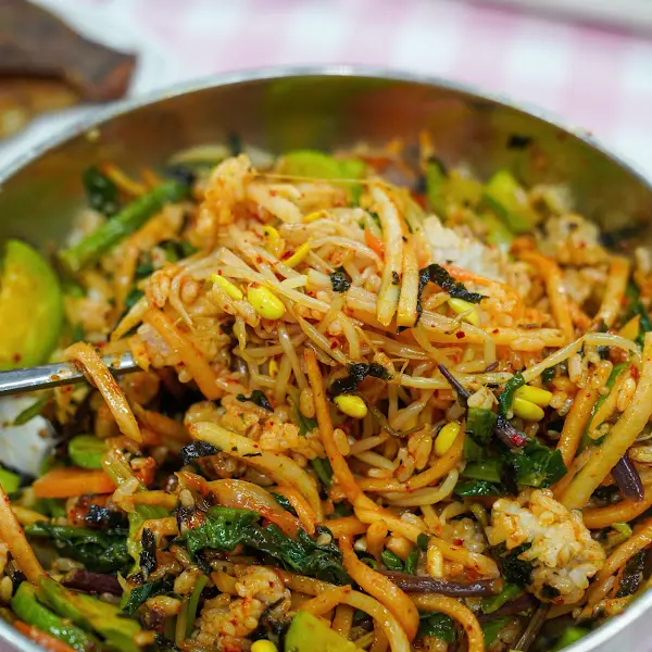 비빔밥을 한 숟갈 크게 뜨는 모습