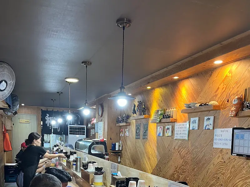 다찌석에서 스시를 즐기는 손님들