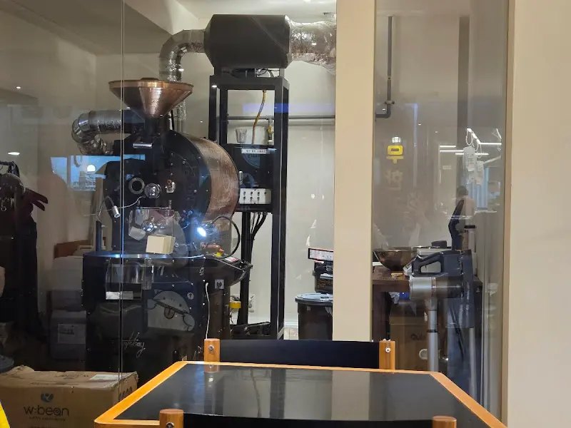 카페 내부 로스팅 기계