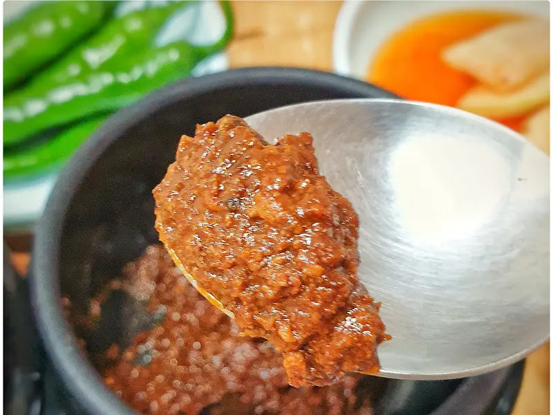 빡장장을 숟가락에 올린 모습