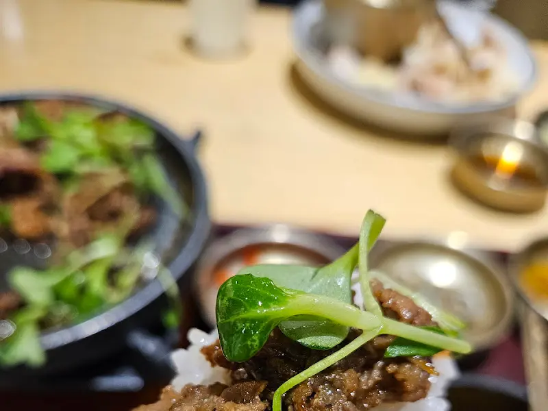 언양식 소불고기를 밥 위에 얹어 한 입