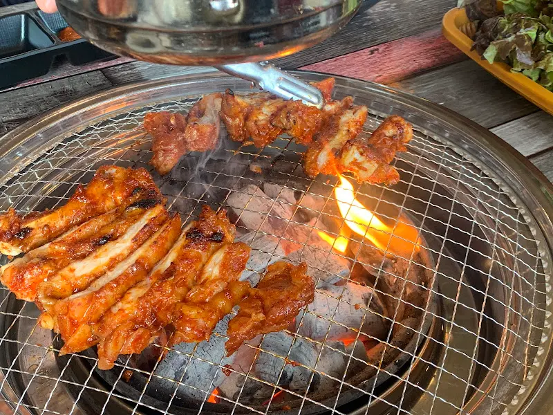 숯불 위에서 맛있게 익어가는 닭갈비
