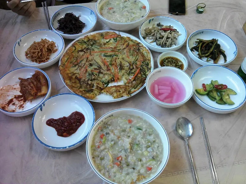 바지락전과 바지락죽, 푸짐한 밑반찬