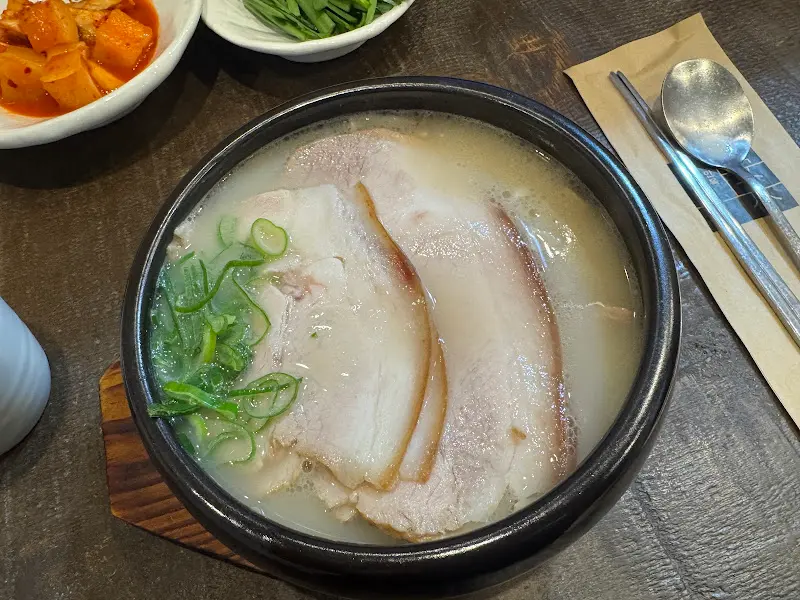 돼지국밥과 기본 반찬