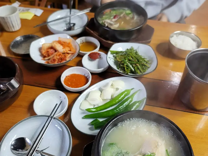 갈비탕과 삼계탕이 차려진 테이블