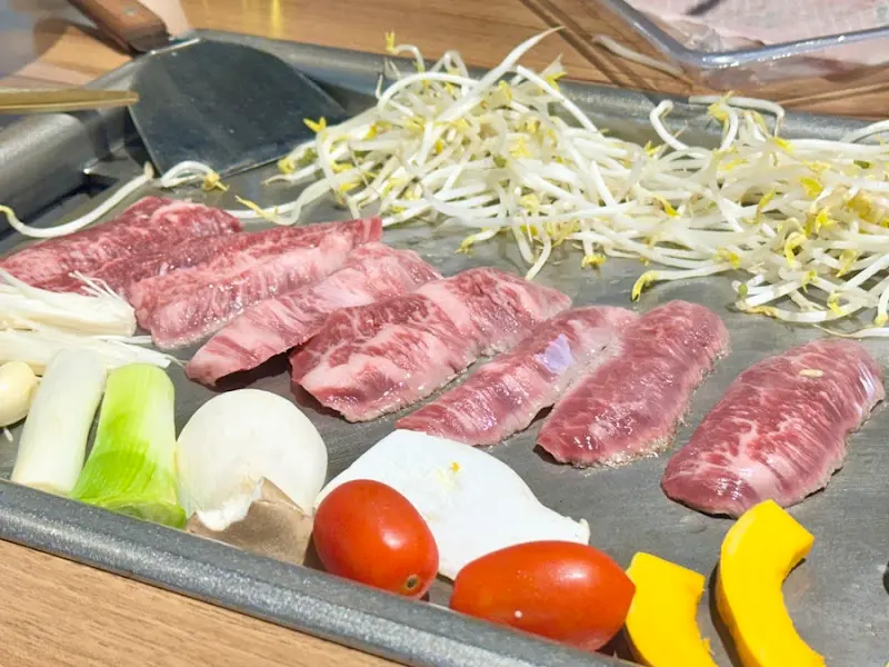 철판 위에 올려진 한우와 채소