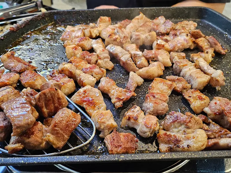 철판 위에 구워진 삼겹살