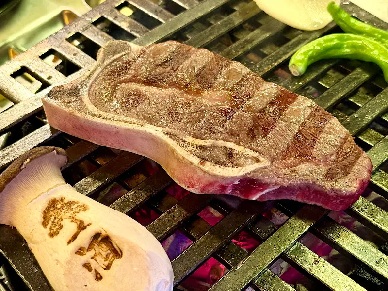 숯불 위에서 익어가는 한우