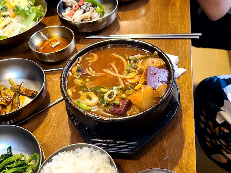 육회비빔밥과 선지국