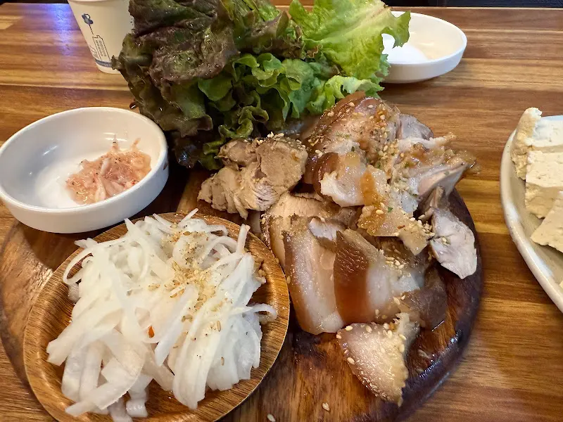 촉촉하게 삶아진 수육과 신선한 야채의 조화