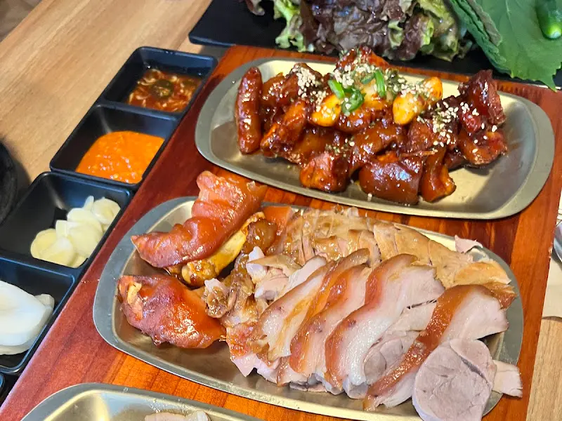 윤기가 흐르는 반반 족발